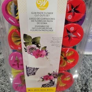 Wilton Gum Paste Flower Cut-Outs Set